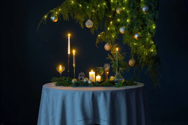 yeşil ve altın noel dekoru masanın üzerinde koyu arkaplanda