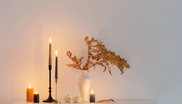 Красивый Осенний Декор Дома Горящими Свечами Белом Интерьере — стоковое фото