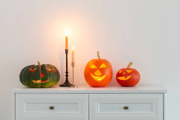 Abóboras Halloween Com Velas Chamas Interior Branco — Fotografia de Stock