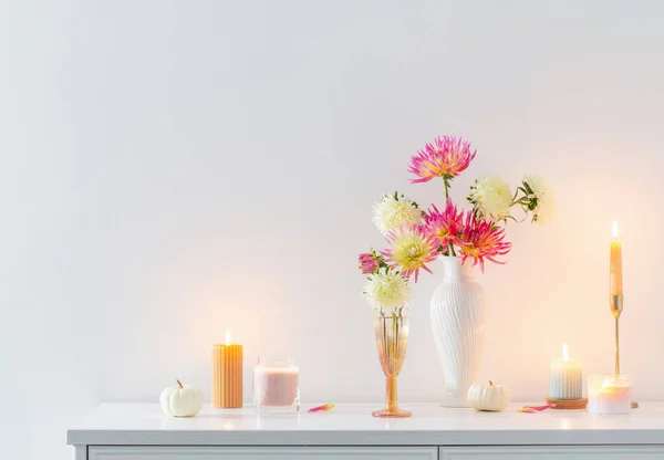 Όμορφη Διακόσμηση Λουλούδια Κολοκύθες Κεριά Λευκό Φόντο — Φωτογραφία Αρχείου