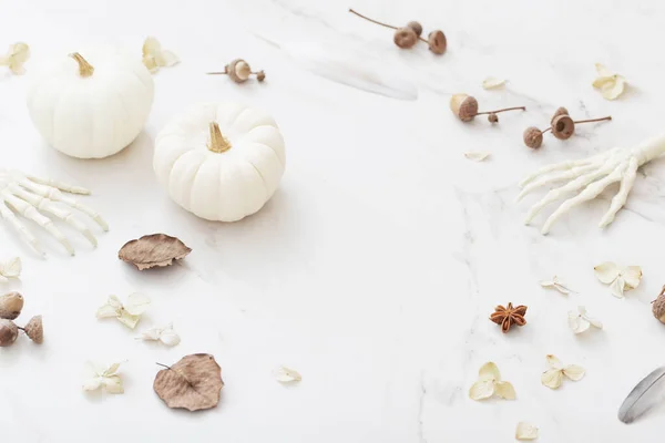 Zucche Bianche Halloween Con Arredamento Sfondo Marmo — Foto Stock