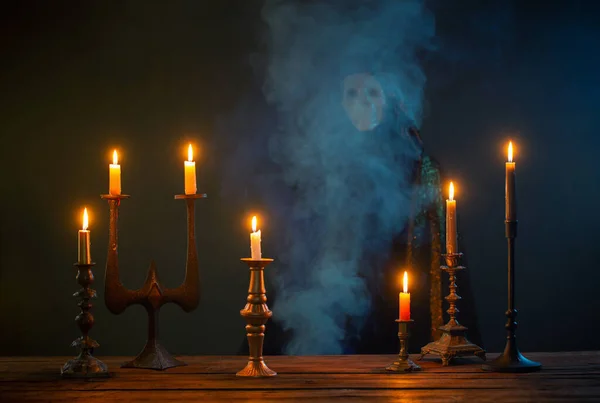Grim Reaper Αναμμένα Κεριά Ξύλινο Τραπέζι Στο Σκοτεινό Φόντο — Φωτογραφία Αρχείου