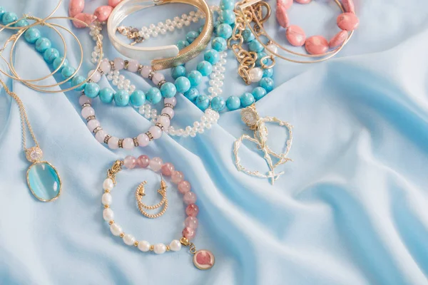 Biżuteria Różnych Kobiet Niebieskim Materiale — Zdjęcie stockowe
