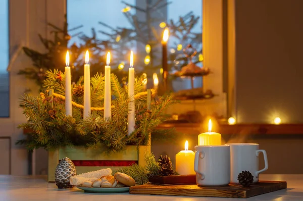 Copos Brancos Com Bebida Quente Decorações Natal Casa — Fotografia de Stock