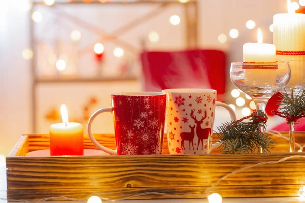 Xícara Bebida Quente Com Decorações Natal Cores Brancas Vermelhas Casa — Fotografia de Stock