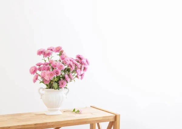 Rosa Chrysanthemen Weißer Vase Auf Weißem Interieur — Stockfoto