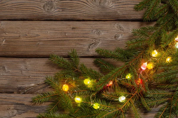 Koyu Ahşap Arka Plan Üzerinde Renkli Noel Işıkları — Stok fotoğraf