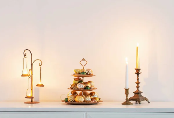 Gouden Kerstdecor Met Brandende Kaarsen Wit Interieur — Stockfoto
