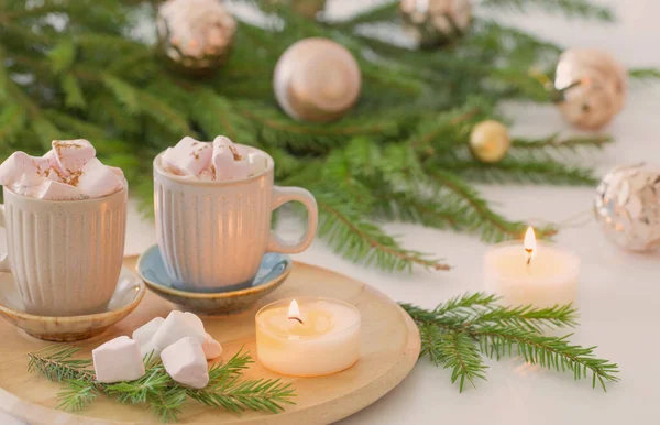 Twee Kopjes Koffie Met Marshmallow Kerst Spar Takken — Stockfoto