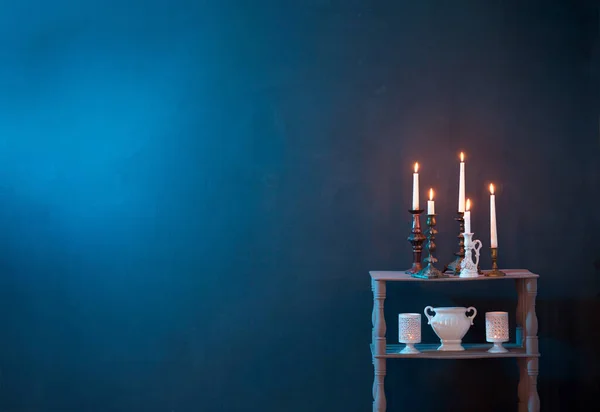 Kandelaars Met Brandende Kaarsen Donkerblauwe Achtergrond — Stockfoto
