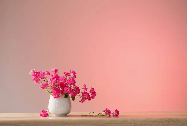 Różowe Róże Ceramicznym Wazonie Jasnoczerwonym Tle — Zdjęcie stockowe