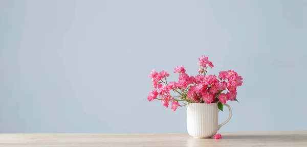 Ροζ Τριαντάφυλλα Κεραμικό Βάζο Μπλε Φόντο — Φωτογραφία Αρχείου