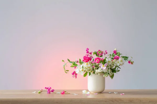 Καλοκαιρινά Λουλούδια Κεραμικό Κύπελλο Στο Φως Φόντο — Φωτογραφία Αρχείου