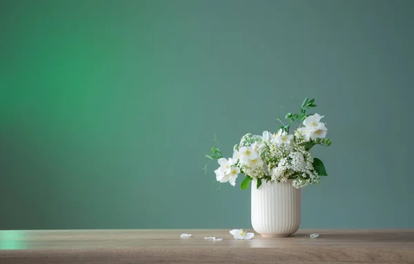 Weiße Sommerblumen Auf Grünem Hintergrund — Stockfoto