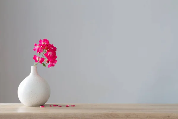 木制桌子上陶瓷花瓶里的粉红玫瑰 — 图库照片