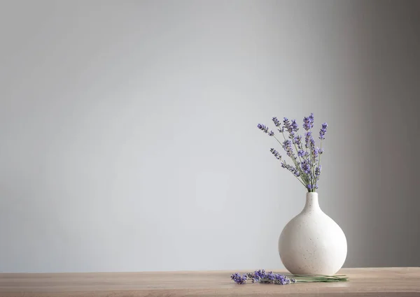 Квіти Лаванди Керамічній Вазі Сірому Фоні — стокове фото