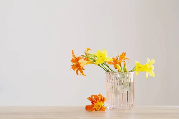 木製棚のガラス花瓶の夏の花 — ストック写真