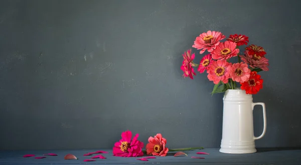 Rózsaszín Virágok Fehér Kancsó Sötét Kék Háttér — Stock Fotó