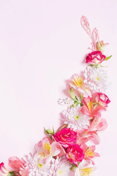 Alstroemeriaand Crisântemos Flores Sobre Fundo Rosa — Fotografia de Stock
