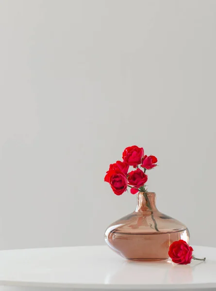 Rose Rosse Vaso Vetro Moderno Interni Bianchi — Foto Stock