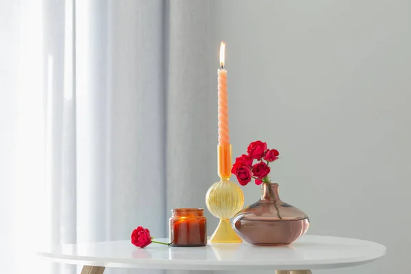 Rode Rozen Vaas Met Brandende Kaarsen Wit Interieur — Stockfoto