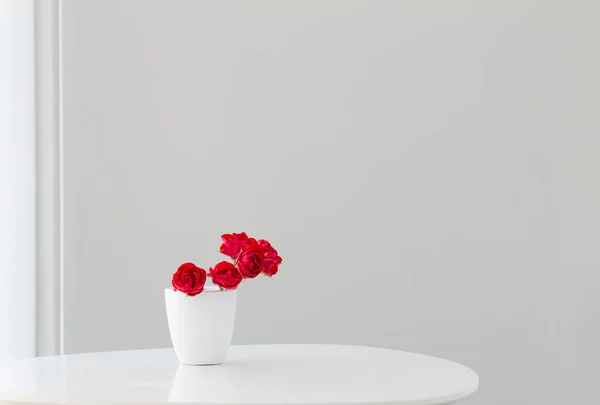 Rosas Vermelhas Vaso Branco Interior Branco — Fotografia de Stock