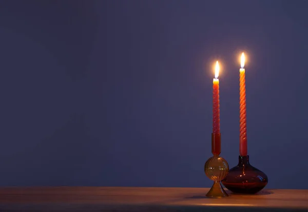 Палаючі Свічки Скляних Свічниках Темно Синьому Фоні — стокове фото