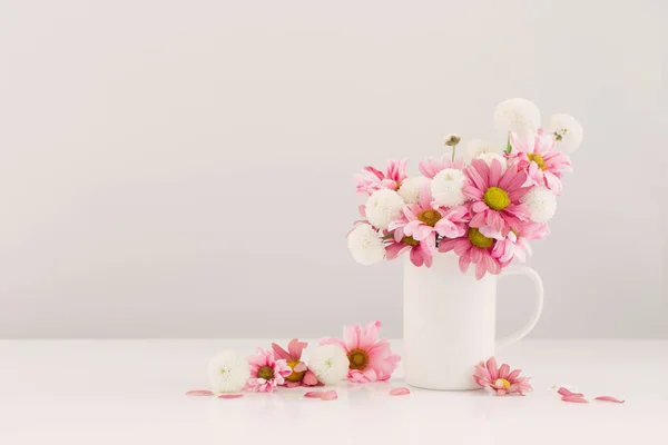 白底白杯中的白色和粉色菊花 — 图库照片