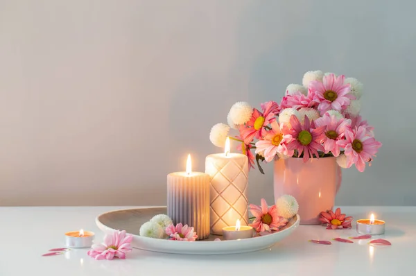 Горящие Свечи Розовые Белые Хризантемы Белом Интерьере — стоковое фото