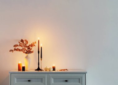 Güzel bir sonbahar evi dekoru. İçi yanan mumlarla dolu.