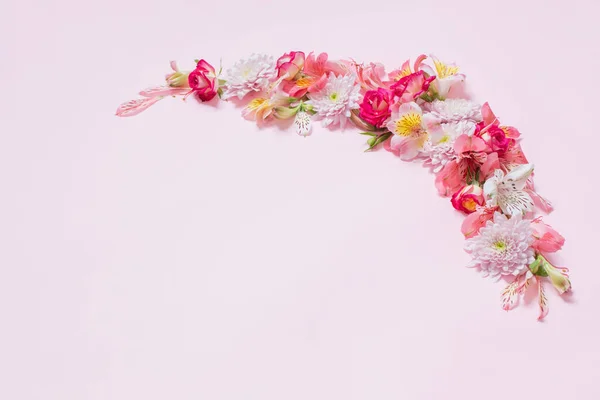 Alstroemeriaκαι Χρυσάνθεμα Λουλούδια Ροζ Φόντο — Φωτογραφία Αρχείου