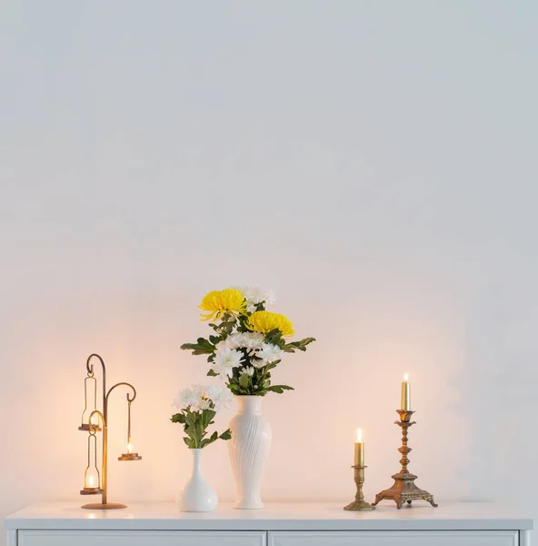 Chryzantemy Kwiaty Wazonach Płonące Świece Białym Wnętrzu — Zdjęcie stockowe