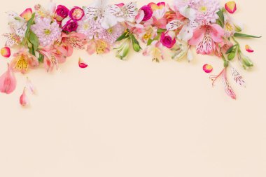 Sarı arka planda yaz çiçekleri