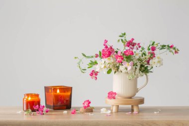 yaz çiçekleri ve yanan mumlar ışık arka planda