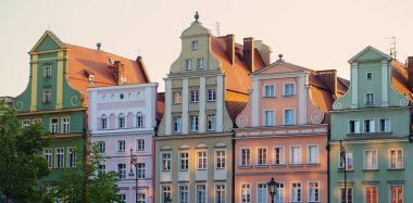 Gün batımında güzel Avrupa şehrinin manzarası