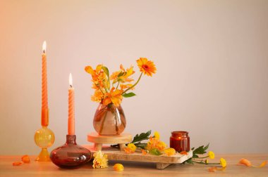 Arka plandaki ahşap rafta sonbahar durgun hayatı