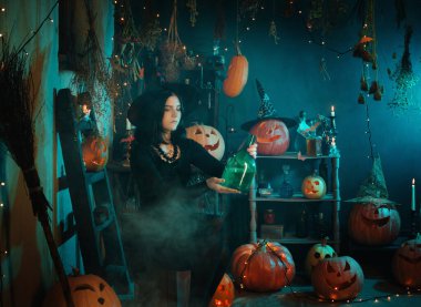 Genç cadı cadılar bayramında evde büyü yapıyor.