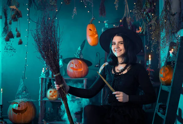 Jovem Bruxa Evoca Durante Halloween Casa — Fotografia de Stock