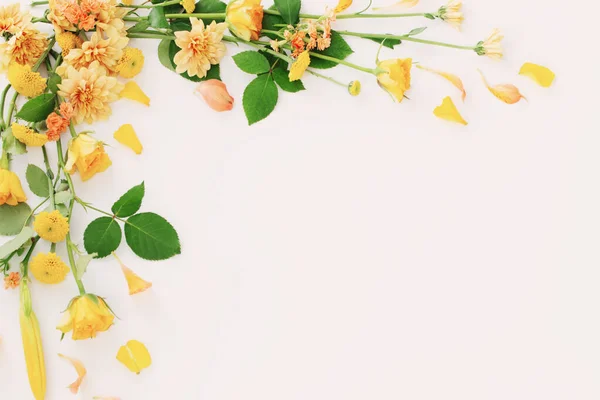 Πλαίσιο Των Όμορφων Λουλουδιών Άσπρο Φόντο — Φωτογραφία Αρχείου
