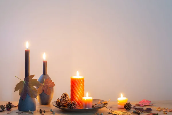 Herbst Dunkles Dekor Mit Kerzen Auf Holzregal Hintergrundwand — Stockfoto