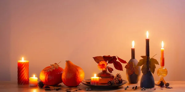 背景墙上的木制架子上挂着蜡烛的秋天深色装饰 — 图库照片