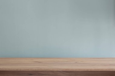 modern ahşap masa ve mavi duvarlı arkaplan