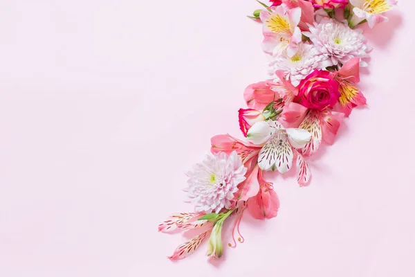 ピンクの背景にアルストレーメリアと菊の花 — ストック写真