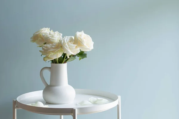 Buquê Rosas Brancas Jarro Branco Interior Moderno — Fotografia de Stock