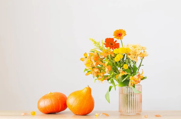 Autunno Bouquet Zucche Arancioni Scaffale Legno Sfondo Grigio Parete — Foto Stock