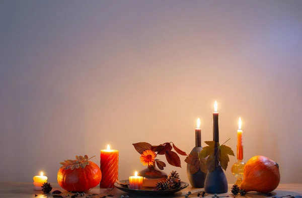 Φθινοπωρινή Σκοτεινή Διακόσμηση Κεριά Ξύλινο Ράφι Στον Τοίχο Φόντου — Φωτογραφία Αρχείου
