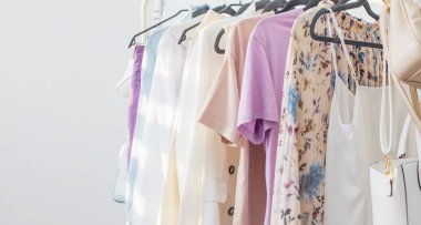 Beyaz odada kadın kapsül yaz gardırobu