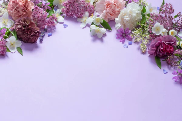 Όμορφα Καλοκαιρινά Λουλούδια Ανοιχτό Μωβ Φόντο — Φωτογραφία Αρχείου