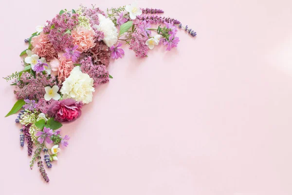 Красиві Літні Квіти Рожевому Паперовому Фоні — стокове фото