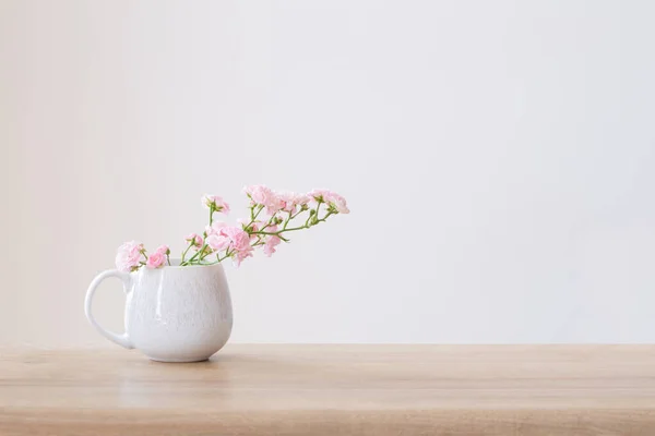 Poses Roses Dans Une Tasse Céramique Sur Fond Blanc — Photo